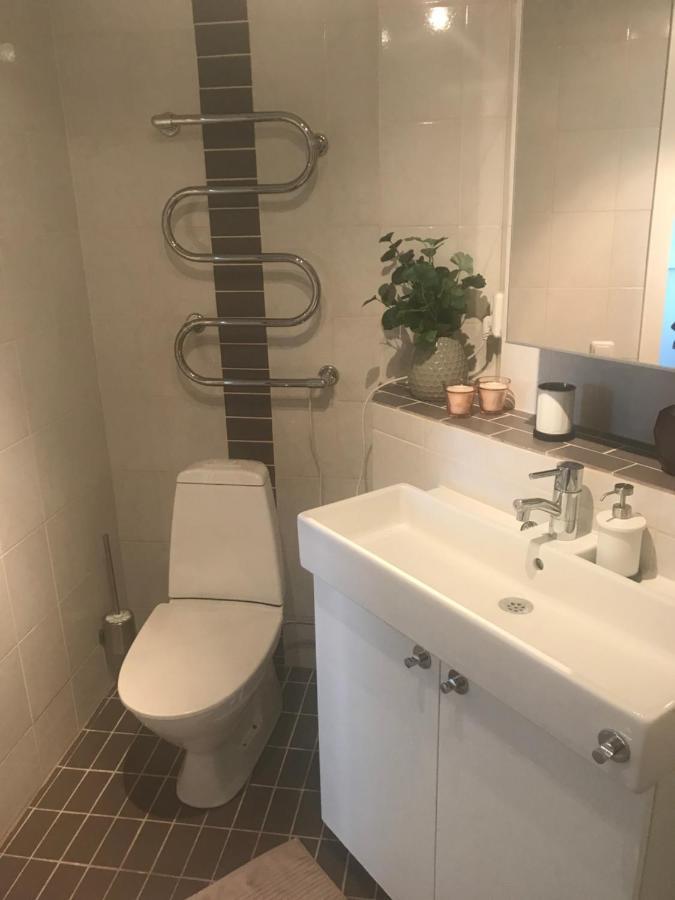 2 Rum Och Koek Pa Faerjestad Karlstad Bagian luar foto