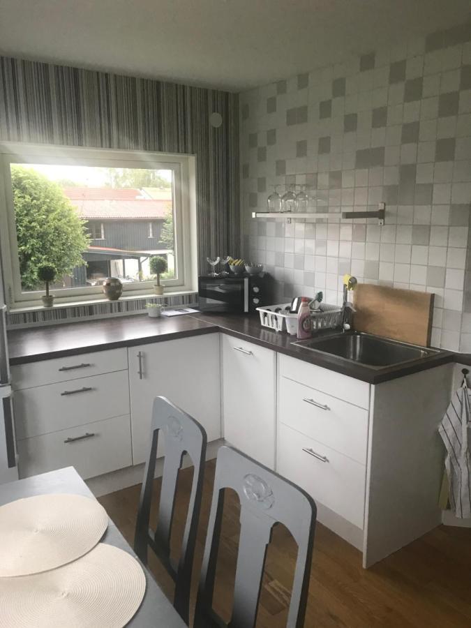 2 Rum Och Koek Pa Faerjestad Karlstad Bagian luar foto